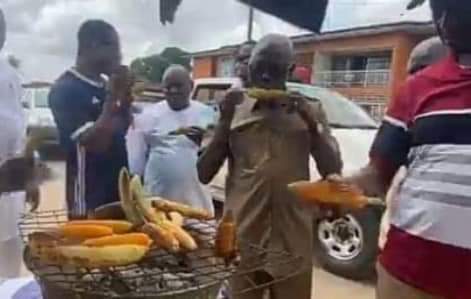 Adams Ohsiomole eating roadside corn. It's an example of the theatrics of political campaign in nIgeria